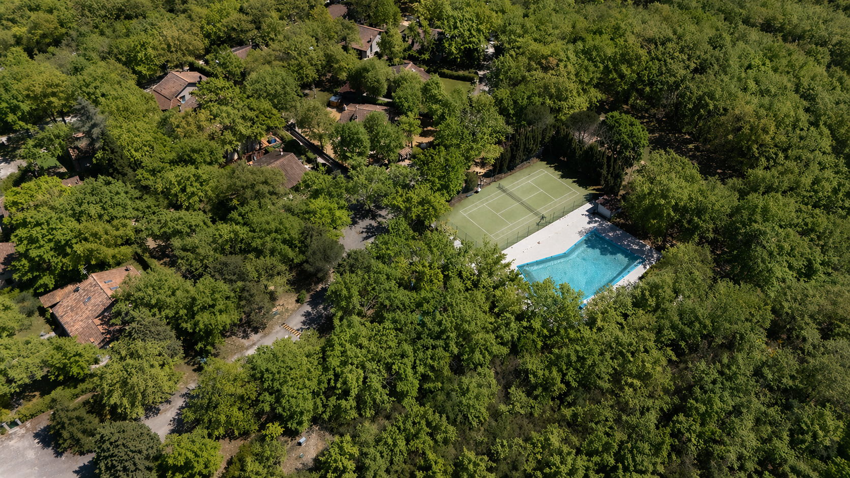 Zwembad en tennisbaan drone